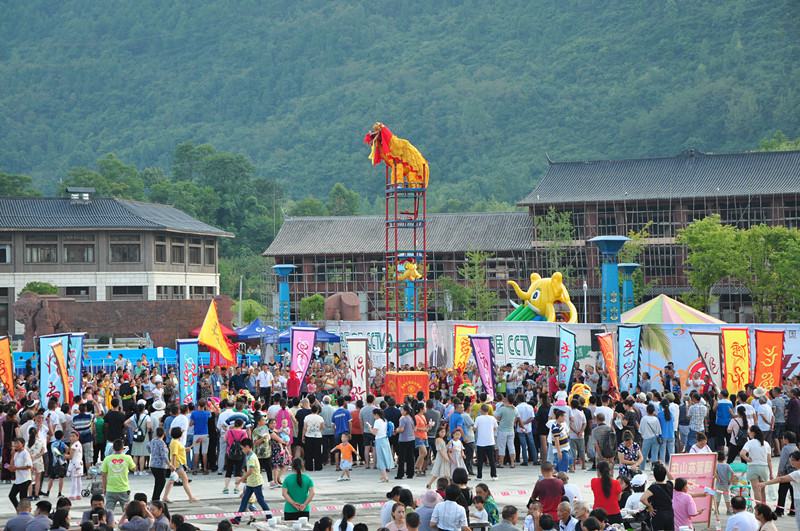 2019首届“献礼祖国 燃情道真”文化旅游季开幕