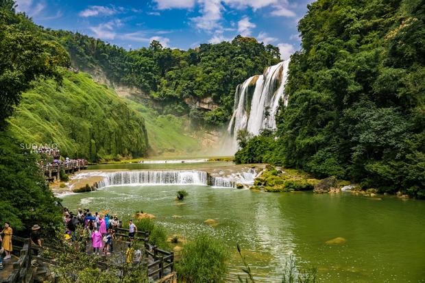 该景点，在2005年荣获“欧洲游客最喜爱的中国十大景区”（之一）的荣誉称号，2006年2006年，又被评为“中国最值得外国人去的50个地方（之一）”。如今已经是2019年，转眼十多年，黄果树瀑布的名气越来越大，许多欧洲游客见到这般瀑布，个个被震惊。