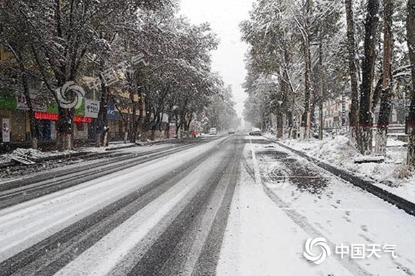 雨带南压西南地区雨水难消 西北地区局地迎大雪