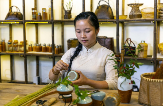 竹编工艺省级代表性传承人杨昌芹正在编制竹编产品